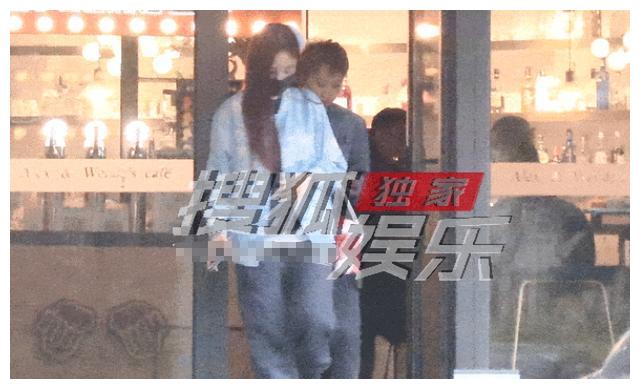 李小璐喝咖啡被拍，头戴蓝花打扮嘻哈，离婚三年穿搭风格大变