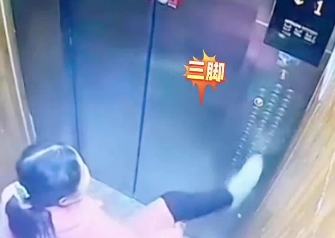 女子用脚摁电梯按钮多次提醒未果,物业做打油诗回复