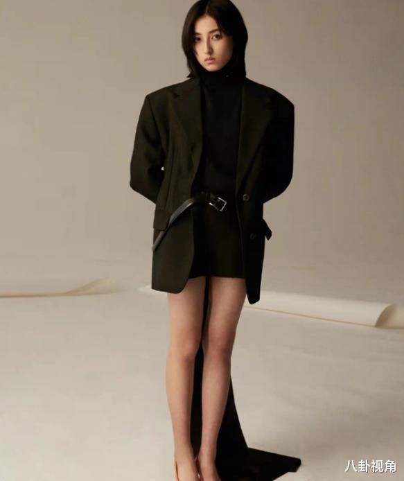 张子枫|张子枫晒美照，凭借双腿冲上热搜，网友：绝在长了两条腿吗？