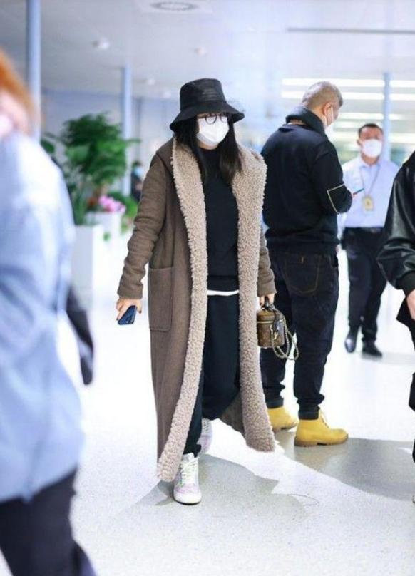 李湘|李湘和男伴朋友现身机场，包包大衣成亮点，网友：感觉像韩红