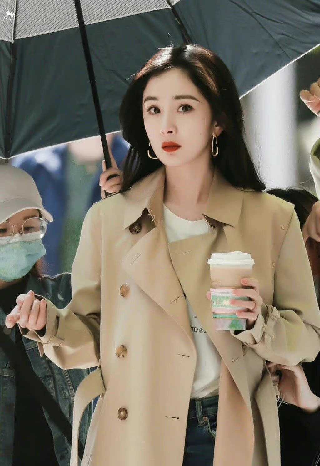 杨幂|杨幂眼角受伤缝6针，其父亲表示心疼，称希望老天能保佑女儿