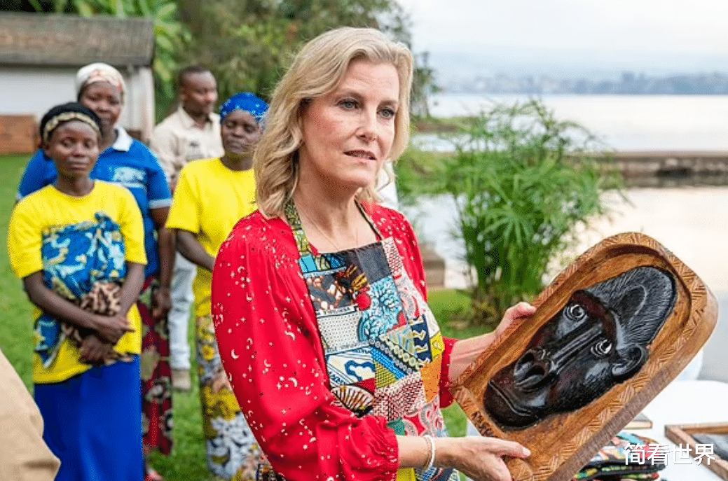|57岁苏菲王妃太美了！穿火红长裙惊艳亮相非洲，笑靥如花不再悲伤