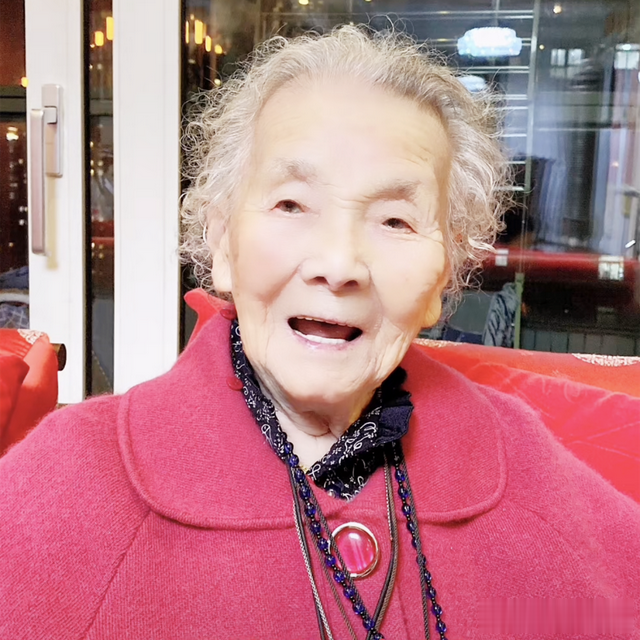 打麻将|突传噩耗!110岁“网红奶奶”俞秀莲感染新冠离世,晚年仍打麻将