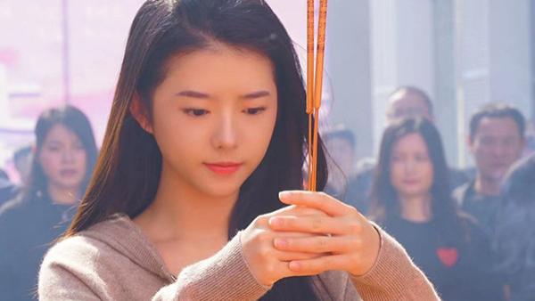 是亲密的你|何蓝逗新剧《是亲密的你》，化身知性的轻熟女，搭档90后实力小生