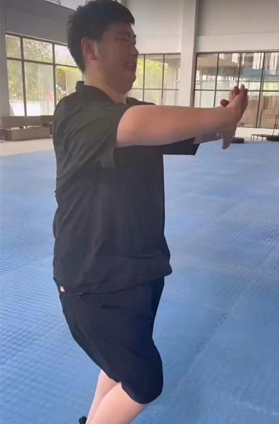 寸头 大衣哥儿子减肥初见成效，动作娴熟状态佳，小碎步与赵四不相上下