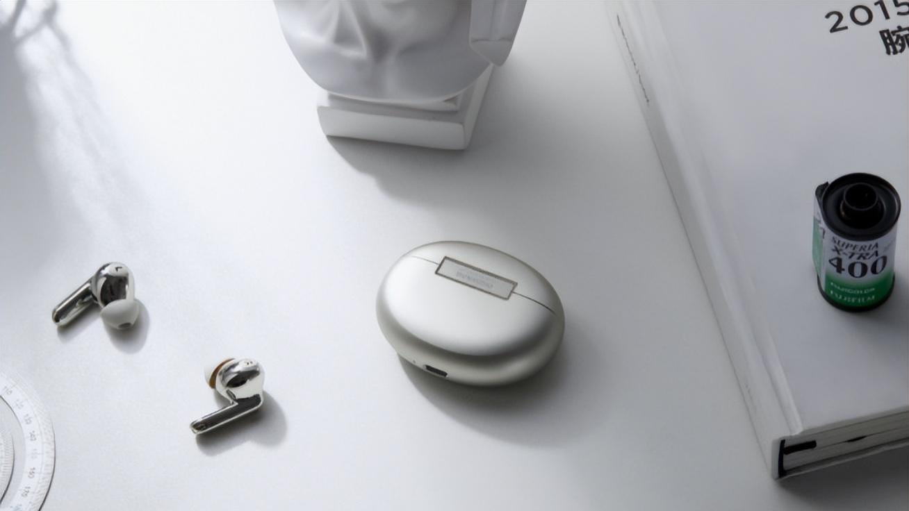 OPPO|价格相差1000元，苹果最强降噪对比OPPO音质天花板，你怎么看？