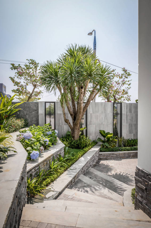 这栋750㎡豪宅，让我见识到了养老房的“天花板”，自建小型公园