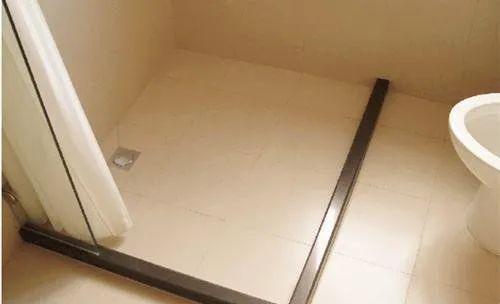 卫生间不要装挡水条了,头次见有钱人用这种设计代替,后悔才察觉