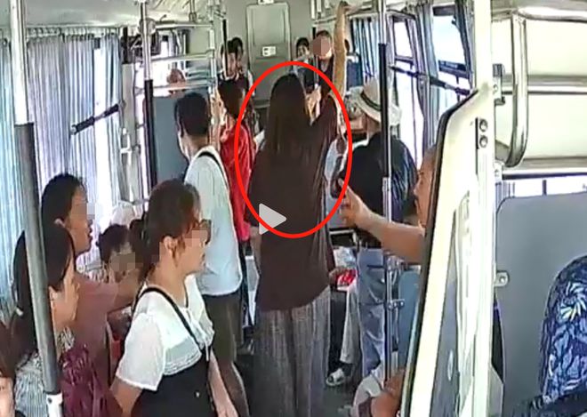 7旬老人只因刷了老年卡,被乘客狠踹下车司机做帮凶,实在太寒心