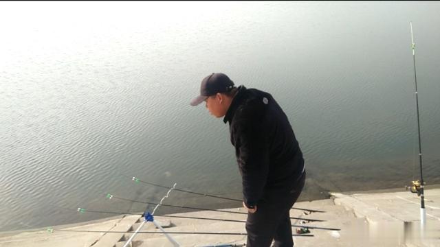 |冬季串钩钓鱼,这样架竿,最容易爆护