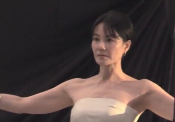 王菲|52岁王菲罕见露面，脸额凹陷法令纹重，天后老了？