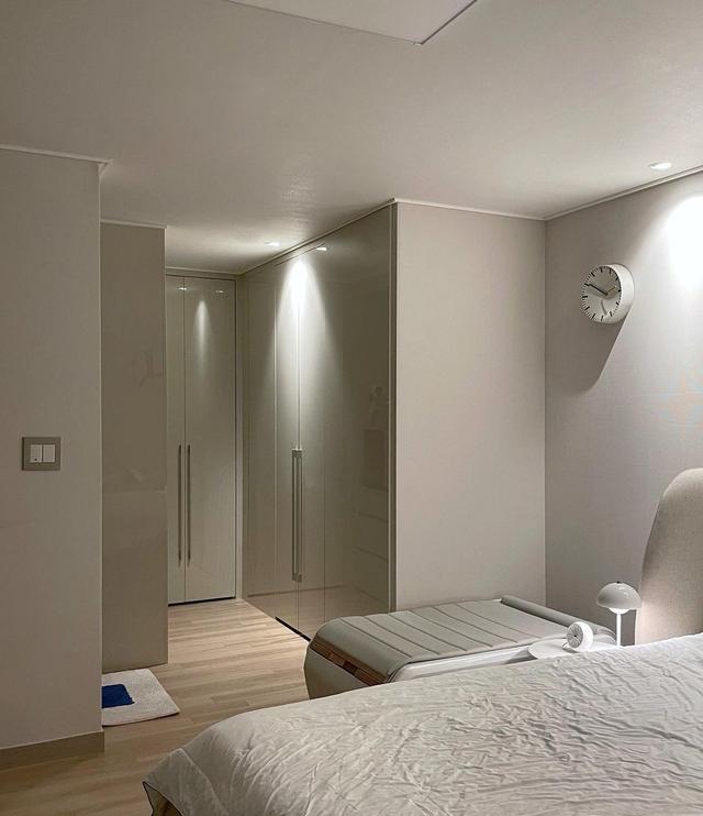 100婚房，客厅少摆几件家具，餐厅餐边柜都没，居住幸福感蹭蹭涨