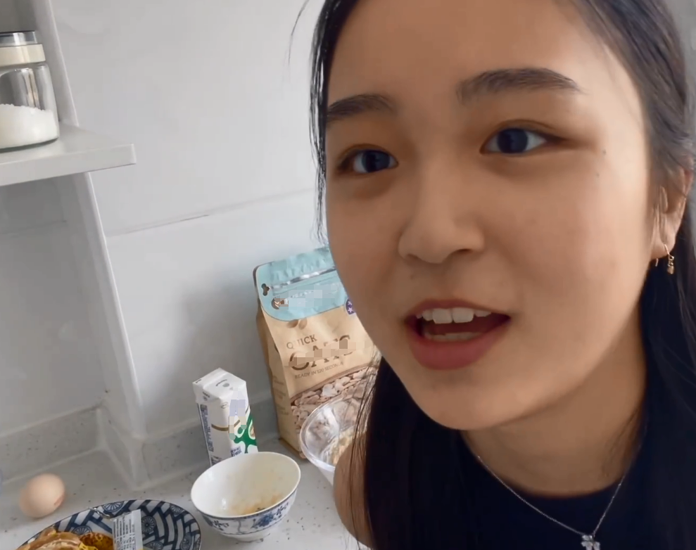 明星素颜|天生丽质！朱易直面素颜，不惧镜头怼脸分享动态，在线宠粉超可爱