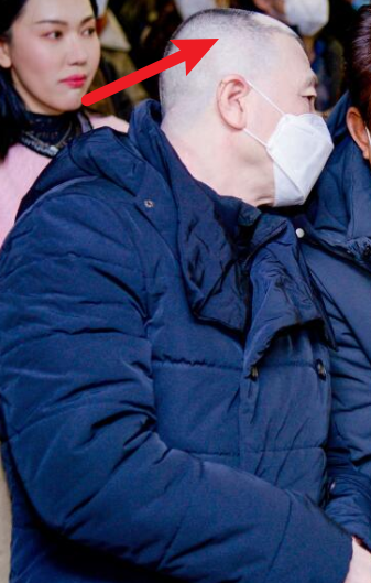 景甜|冯小刚移民风波后首现身,被当做贵宾参会,白癜风越来越严重!