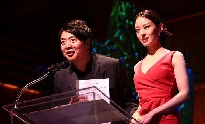 宋祖儿|郎朗面色黝黑身材圆润,吉娜细腰不及老公一半粗,红裙深v秀身材