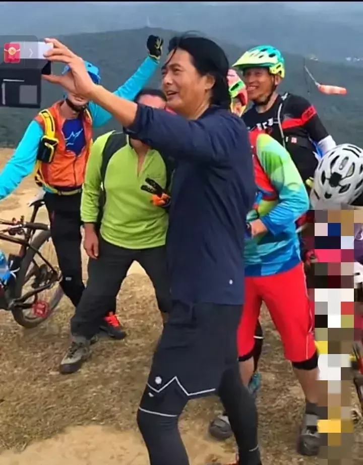 周润发|周润发：独自一人现身餐馆吃饭，脸色苍老憔悴，不复当年潇洒