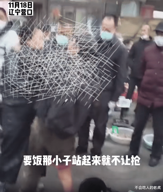 辽宁营口:女子一把抢走碗里的钱,乞讨男子蹦起来抓住女的不放,果然是有点意外了