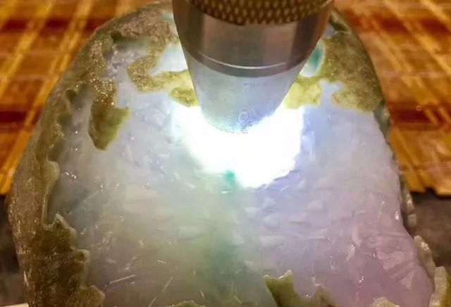 翡翠|缅商送来块翡翠原石，价值10万种水很诱人，切开后如何？