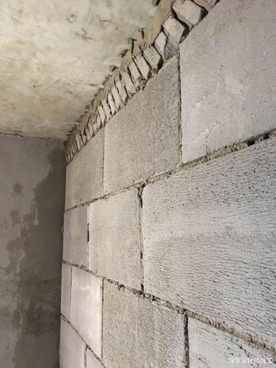 刚入住就看到墙体破裂了,或许砌砖师傅不专业,注意过程中这5个细节