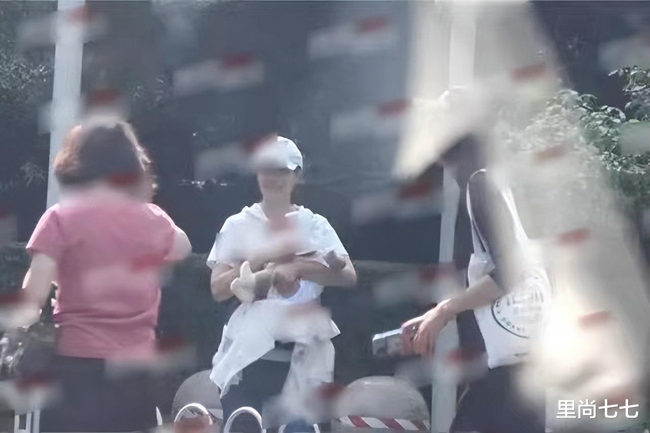 李亚鹏二胎女儿正脸太美了,五官比李嫣精致,90后娇妻陪婆婆散步