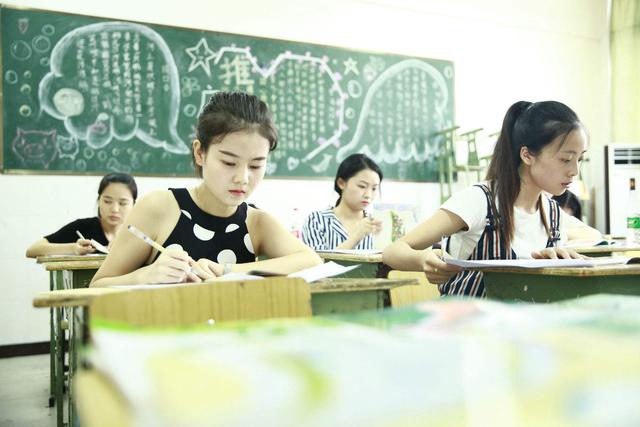 教师|招聘门槛又提升了!中小学教师迎来改革,师范生表示有苦难言!