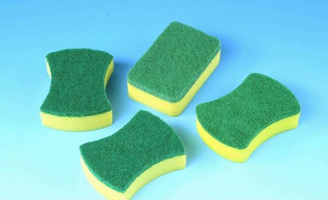 夏天到了,你家窗纱还是像往常那样拆下来清洗吗?其实根本不需要