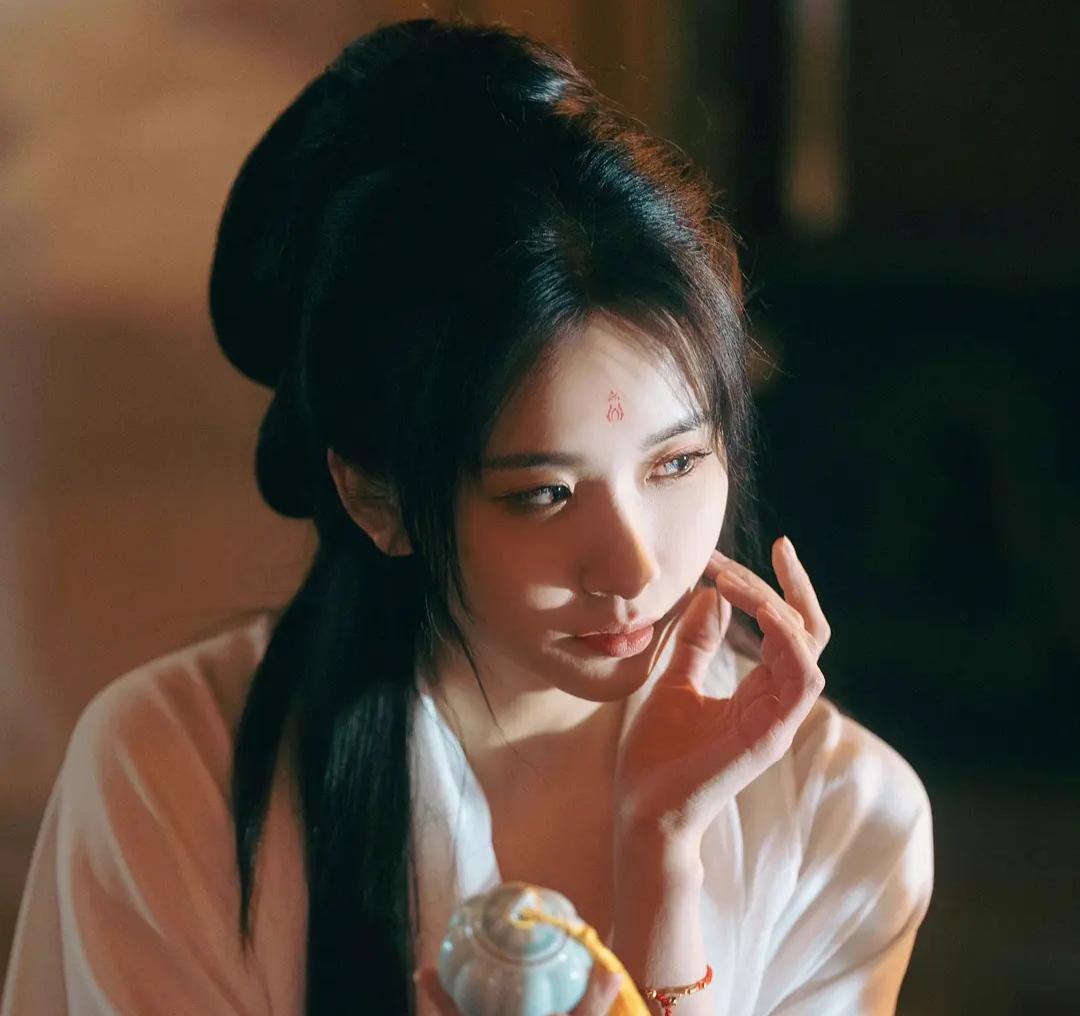 虚颜|每集不过10分钟的18集短剧《虚颜》，凭什么这么精彩，这么火？