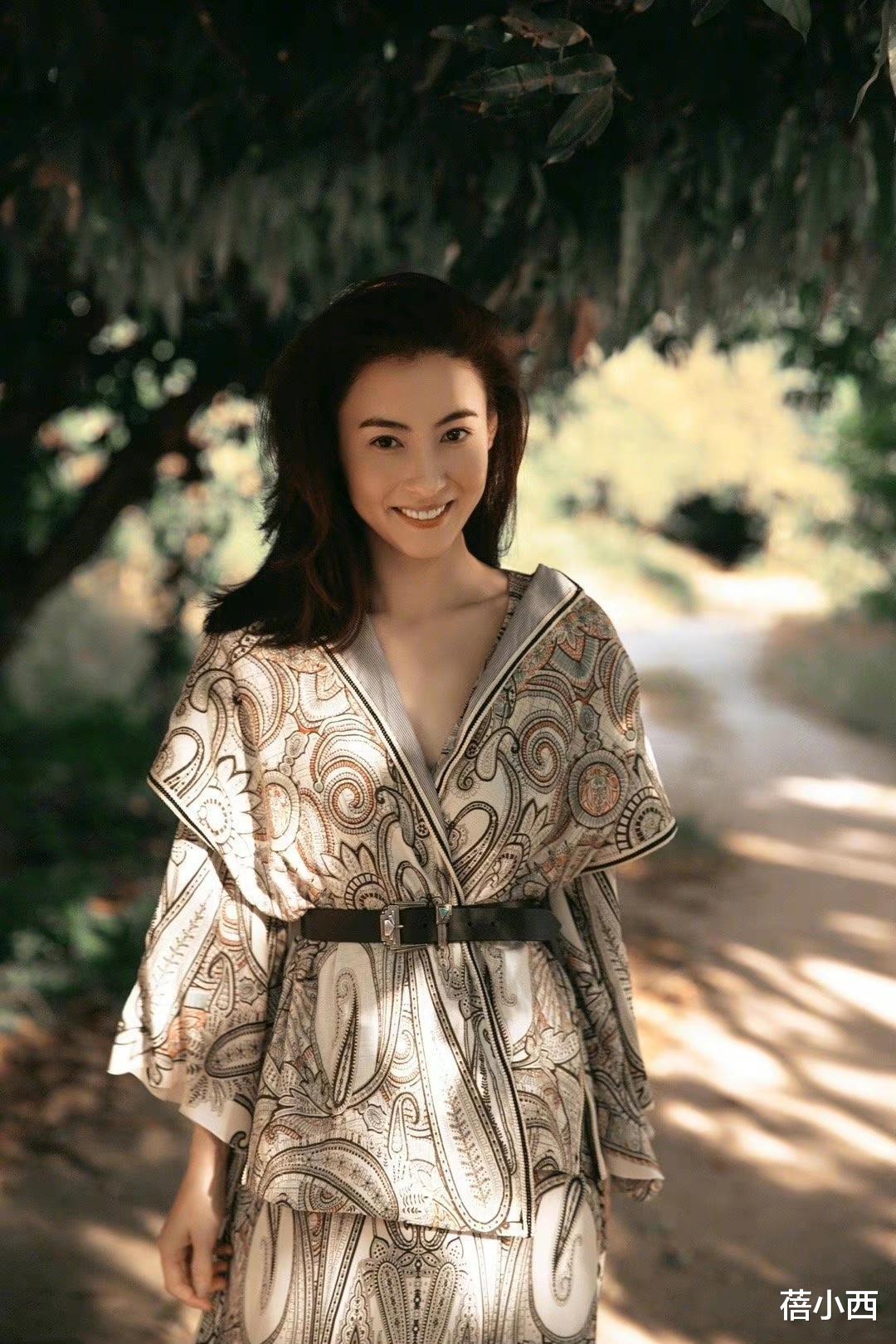 蔬菜 “张柏芝”的气质果然能打，穿印花裙亮相美出新高度，轻松赢很大