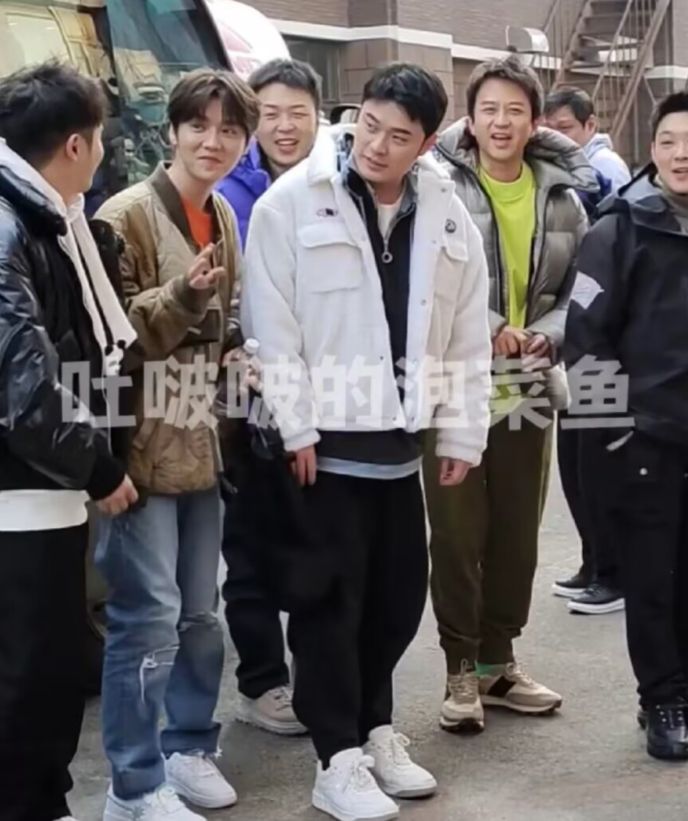 鹿晗|《五哈》洗浴中心路透,鹿晗“社恐”一直挠头,戴黑色冰袖遭调侃