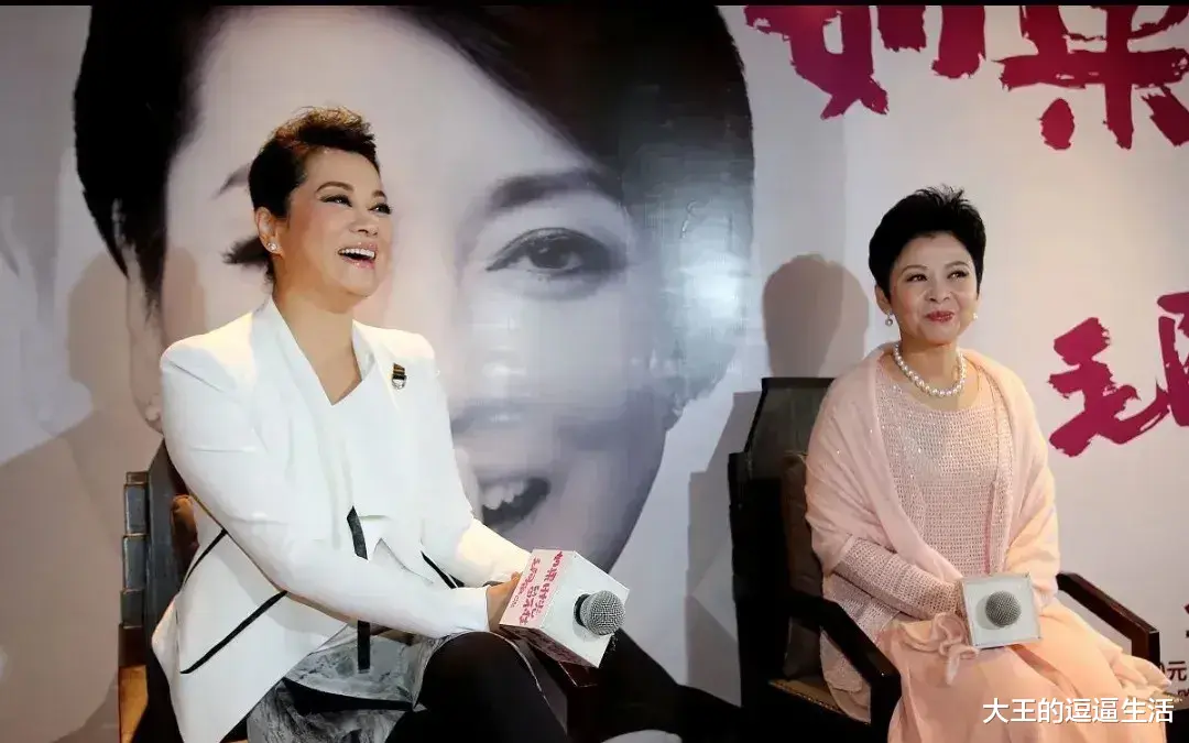毛阿敏|董文华不惧59岁的年龄！穿镂空粉裙同框毛阿敏，娃娃脸太占优势