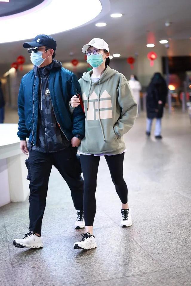 毛晓彤|郑恺一家三口现身机场，与苗苗穿情侣鞋挽臂同行，女儿小脸曝光超可爱