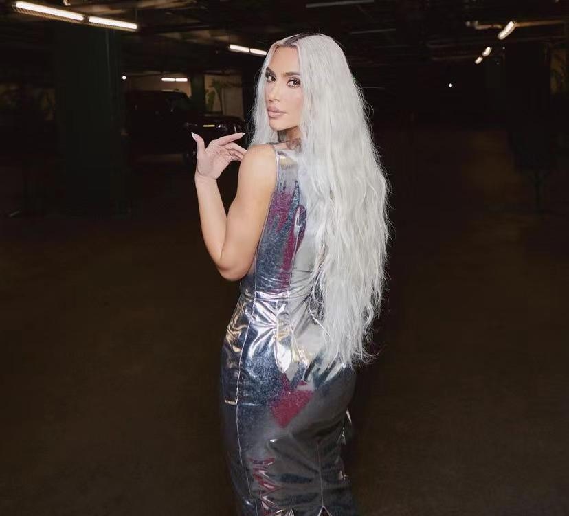 孙芮|不简单的金·卡戴珊，晒出素颜照，反差有点大，42岁依旧很自信