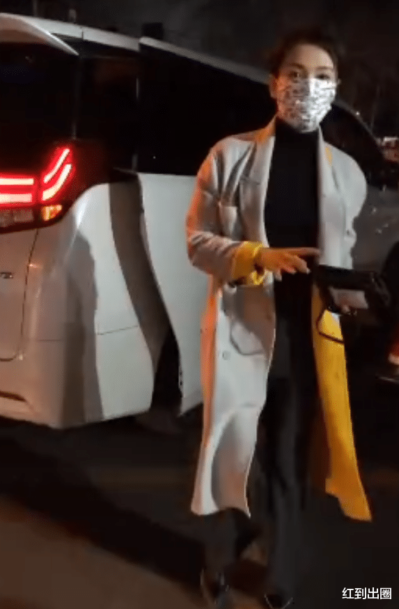 刘涛|43岁刘涛现身央视春晚彩排，一脸素颜朴实低调，身边未带任何助理