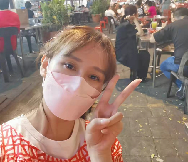 胡静|43岁胡静现身路边大排档,素面朝天闲逛无人识,穿6000裙子似少女