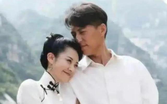 |许晴穿旗袍躺在靳东怀里，相差7岁没有违和感，一脸娇羞不像60后