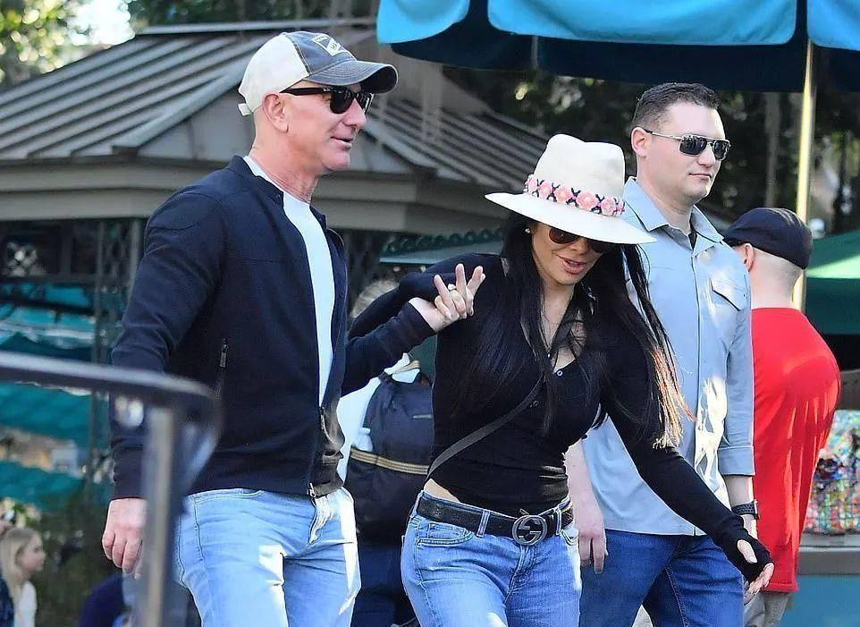 欧美明星|58岁世界前首富贝佐斯:把52岁的女友夸上天:她最慷慨心胸最宽广