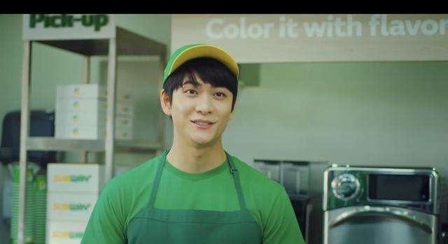 姜泰伍|姜泰伍新广告出炉！一人饰五角，“国民女婿”李浚浩也来参一脚