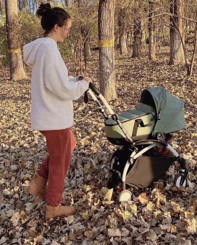 卢靖姗|卢靖姗带女儿秋游,生娃两个月身材能打,孩子英文名致敬老爸韩庚