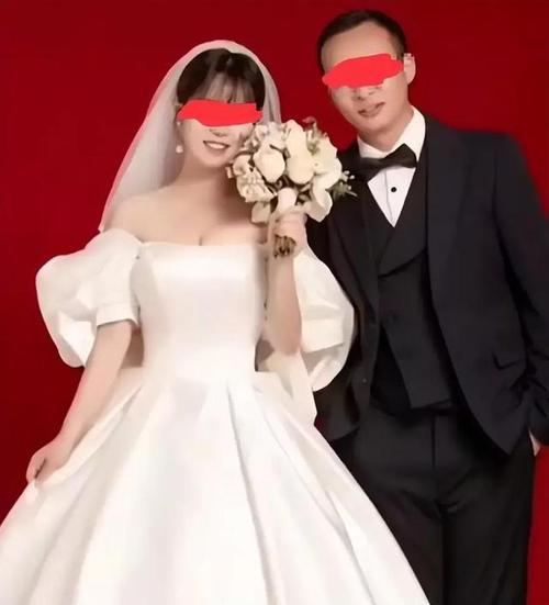 小白龙一夜成名,直播间一天涨粉1万多。网友:不都是来买货的