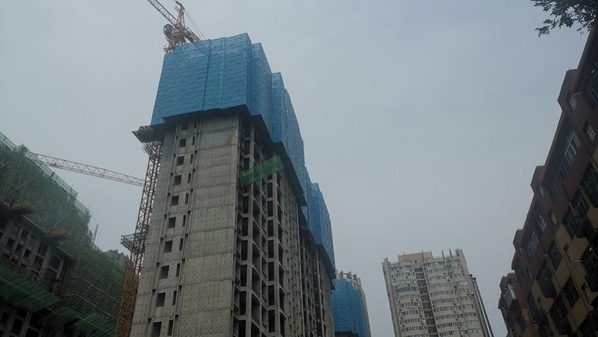 |高层建筑施工使用这种蓝色钢网片做防护，真的好吗？