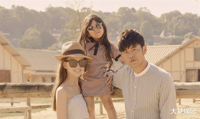 周杰伦|宣告封肚！昆凌大女儿超崇拜周杰伦「亲子练琴」超甜互动曝