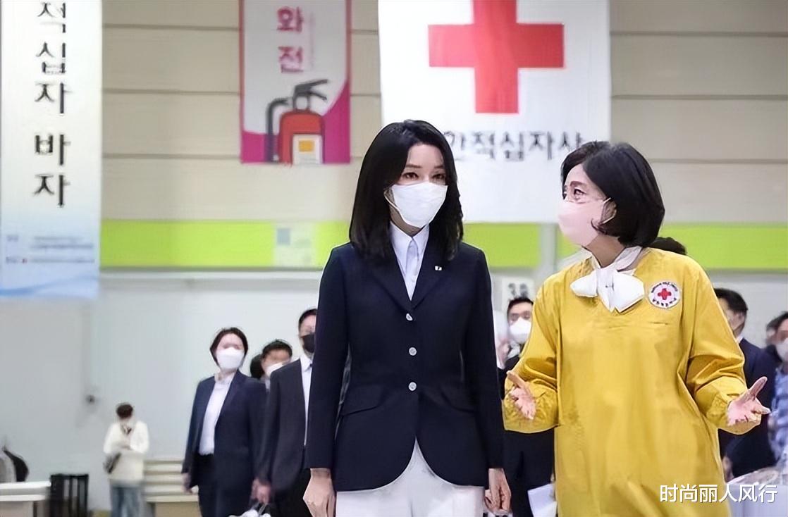 西装 韩国第一夫人真有爱心！穿收腰西装美成焦点，不生孩子就是显年轻