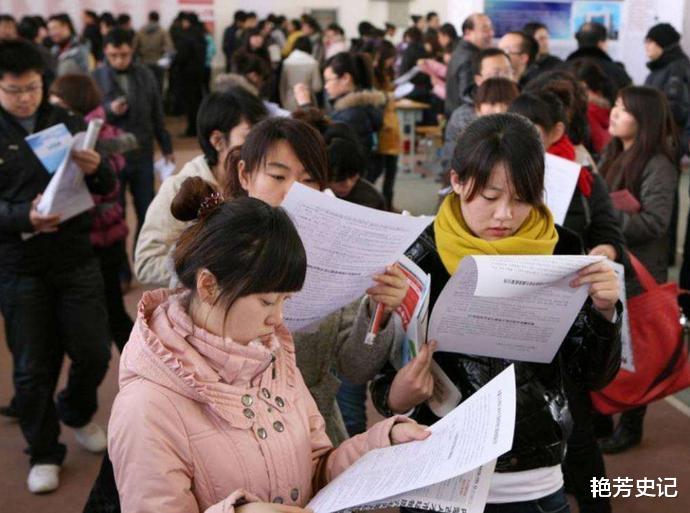 某校发布通知：“不准在雕塑上晒被子”，校长看后都忍俊不禁