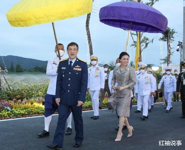 苏提达|帝后牵手海报出炉,44岁苏提达笑靥如花,给妻子吃下一颗定心丸