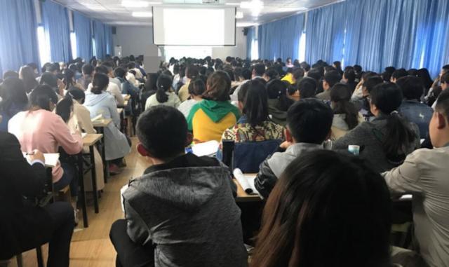 应届毕业生|学生考编被告知取消资格，只因妈妈为其“缴社保”，政审查得很广