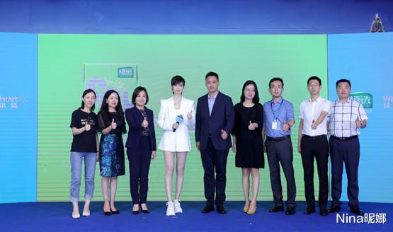 李宇春|李宇春低调现身春晚彩排，穿绿色羊羔毛背双肩包，迈八字步超霸气