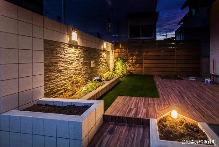 院子通铺水泥地过时了,甲板+草坪+沙地混铺,简单几种材料就很美