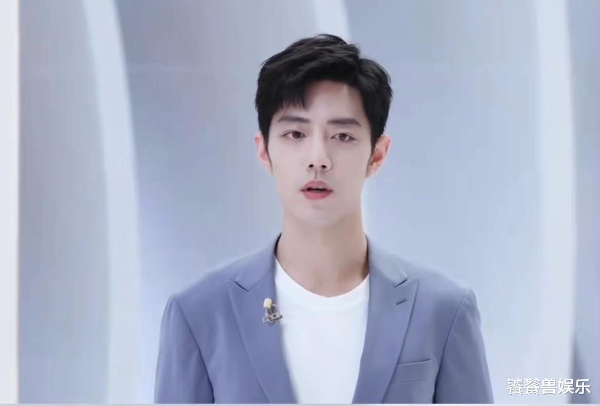 |肖战直播怼脸好绝,风波过后笑容都变了样,穿一套新西装更显身材