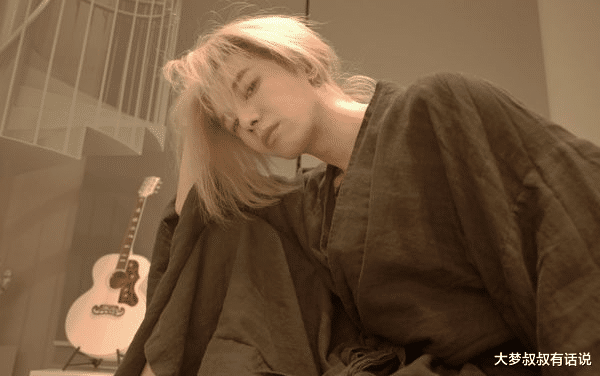 华晨宇|华晨宇染金发踩雷!“身上3刺青曝光”却遭大批网友批:太娘