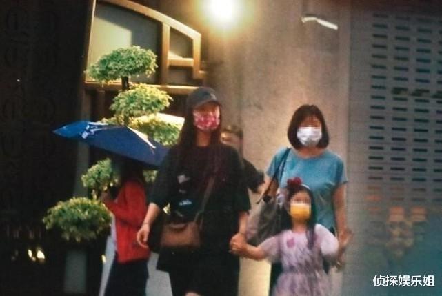 林心如|林心如一家三口出游,晒霍建华视角泳装照美翻,夫妻罕见同框撒糖